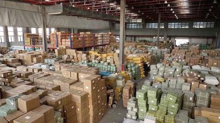 物流公司的倉儲(chǔ)內(nèi)堆滿貨物